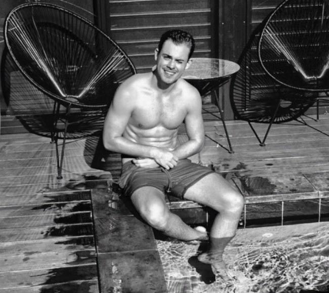 Dacre Montgomery χωρίς πουκάμισο δίπλα στην πισίνα όπως φαίνεται το 2016