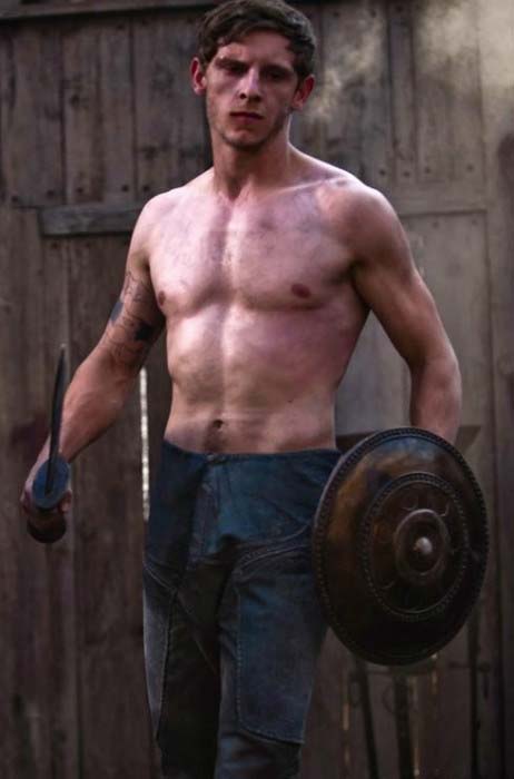 Jamie Bell esittelee kiinteitä lihaksiaan paitattomassa vartalossa vuonna 2011 julkaistussa toimintaelokuvassa The Eagle.