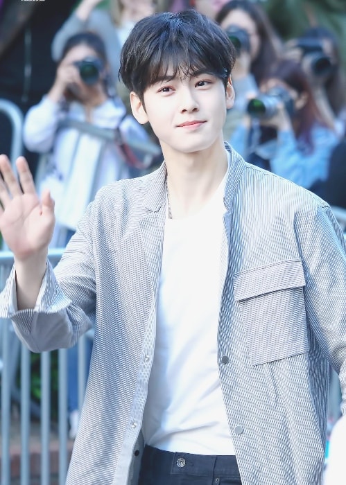 Cha Eun-woo sett mens han vinket under et arrangement i juni 2017