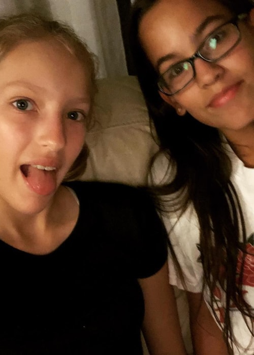 KarinaOMG sett i en selfie tatt med hennes kanadiske bestevenninne Erika Bauta i august 2018