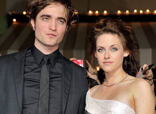 Robert Pattinson tyttöystävänsä Kristen Stewartin kanssa