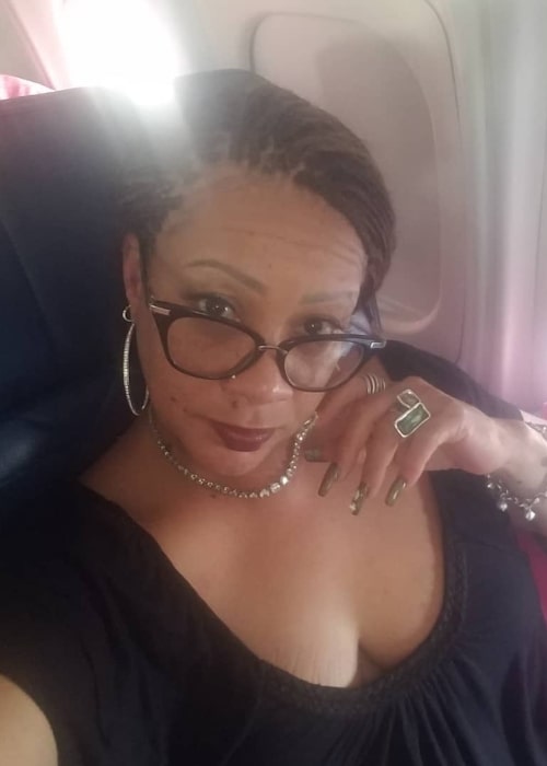Patrice Lovely nähdään selfiessä, joka on otettu lentokoneessa Chicago O'Haren kansainvälisellä lentokentällä kesäkuussa 2019