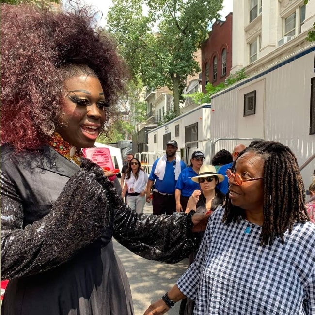 Bob the Drag Queen (vasemmalla) nähtynä puhuessaan Whoopi Goldbergin kanssa Stonewall Riotsin 50-vuotispäivänä