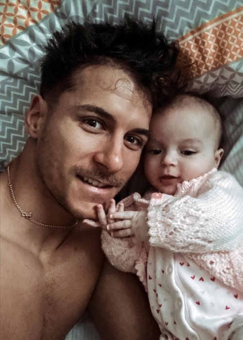 Gorka Márquez videný na selfie s jeho dcérou Miou Louise v Manchestri v Anglicku v novembri 2019