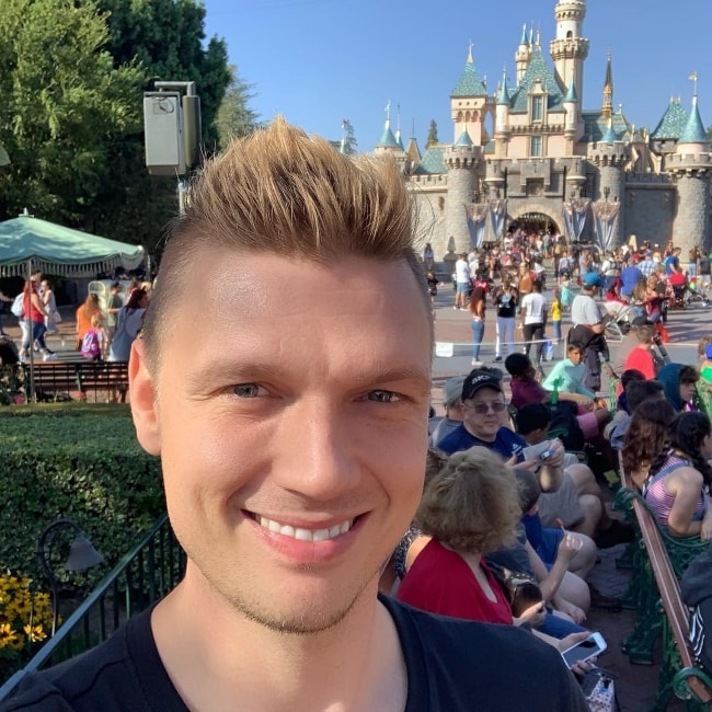 Nick Carter na selfie v Disneylande v októbri 2018