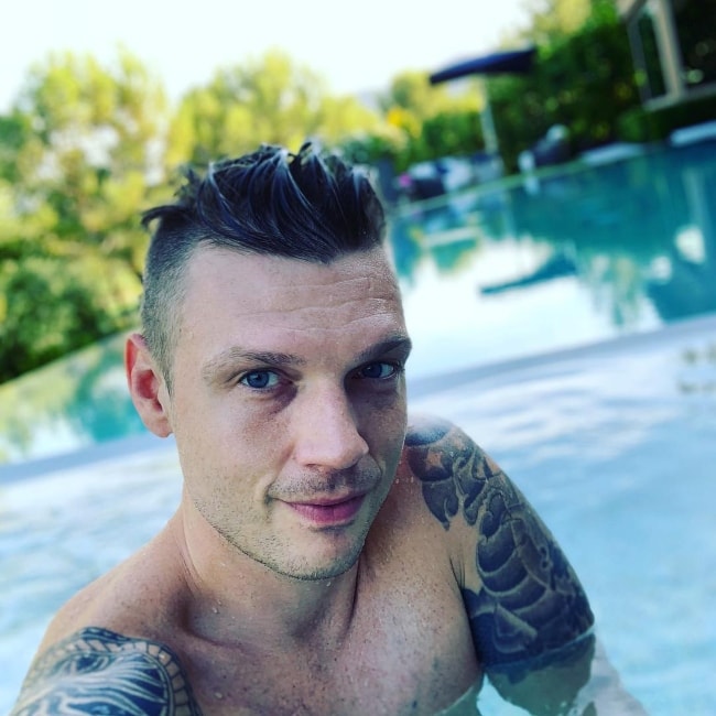 Nick Carter na selfie v bazéne bez trička v októbri 2018