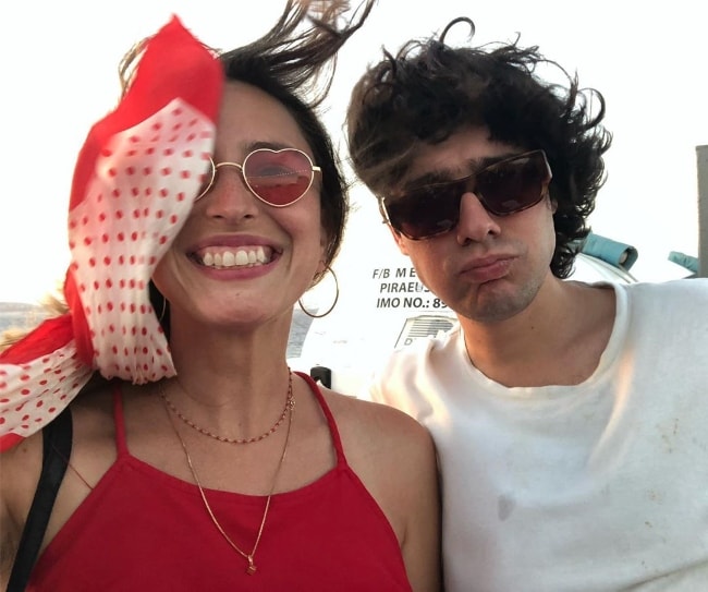 Fabianne Therese set, mens hun tog en selfie sammen med Poda Nappas i Aegina, Saronic Golf, Grækenland i juli 2019