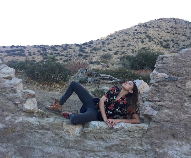 Η Fabianne Therese όπως φαίνεται ενώ ποζάρει για μια φωτογραφία στο Pioneertown Mountains Preserve που βρίσκεται στο Pioneertown, Καλιφόρνια, Ηνωμένες Πολιτείες τον Δεκέμβριο του 2017