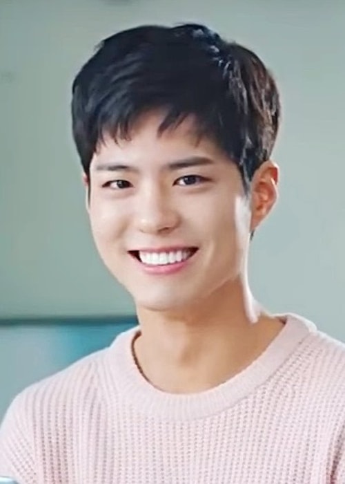 Park Bo-gum, ako je vidieť, keď sa usmieva do kamery v novembri 2016