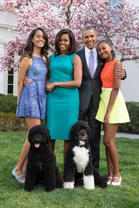 Sasha (äärioikealla) nähtynä perheensä ja koirien kanssa pääsiäissunnuntaina vuonna 2015