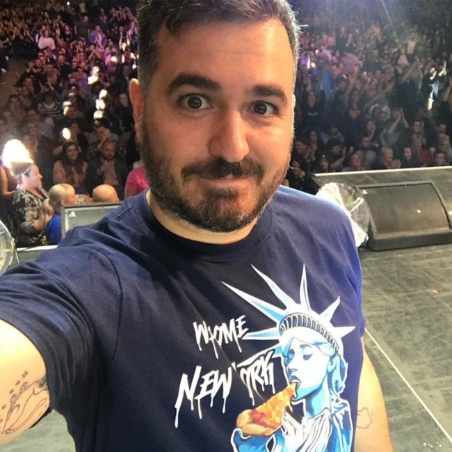 Ο Μπράιαν Κουίν σε selfie στο O2 Arena τον Δεκέμβριο του 2017