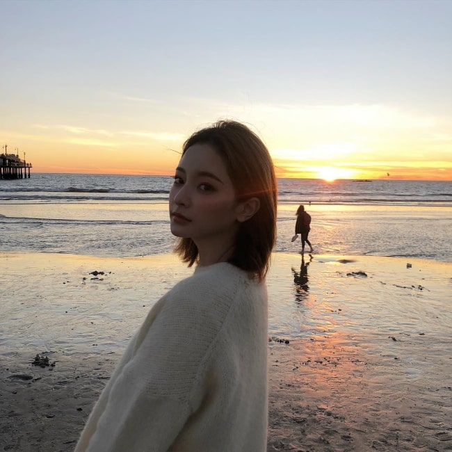 Byun JungHa όπως φαίνεται ενώ φωτογραφίζει με ένα όμορφο σκηνικό στη Σάντα Μόνικα, κομητεία του Λος Άντζελες, Καλιφόρνια, Ηνωμένες Πολιτείες τον Φεβρουάριο του 2019