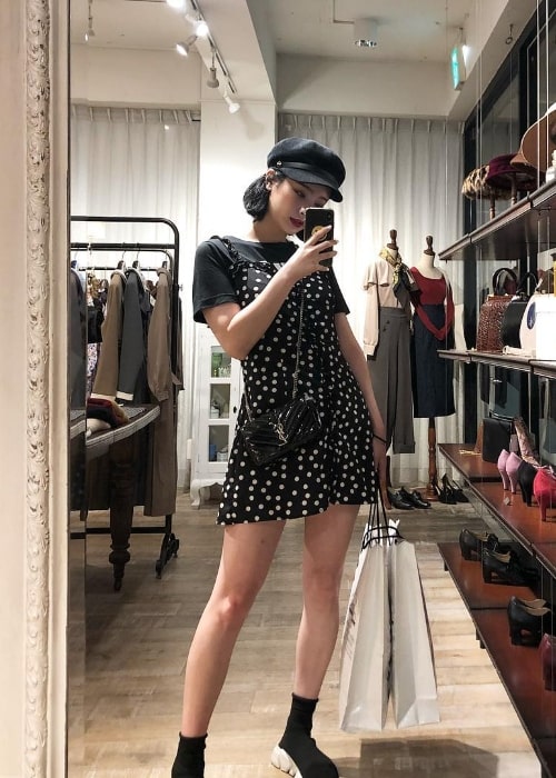 Ο Byun JungHa όπως φαίνεται ενώ έβγαζε μια selfie καθρέφτη στο Shibuya του Τόκιο της Ιαπωνίας τον Σεπτέμβριο του 2018
