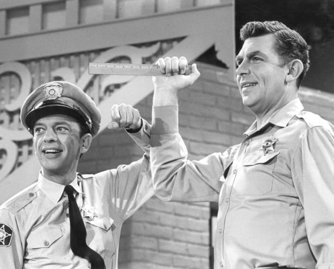 Andy Griffith (oikealla) ja Don Knotts Jim Naborsin television erikoisohjelmasta