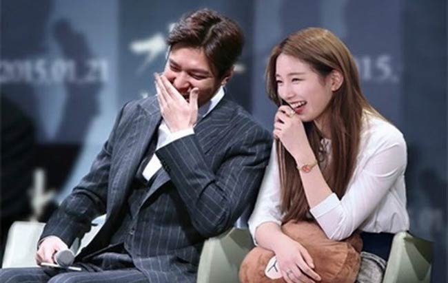 Ο Lee Min-ho και η Bae Suzy σε μια δημόσια εκδήλωση το 2016
