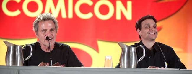 Martin Kove (vasemmalla), kuten kuvassa Ralph Macchion kanssa puhuessaan vuoden 2016 Phoenix Comic-Conissa Phoenixin kongressikeskuksessa Phoenixissa, Arizonassa
