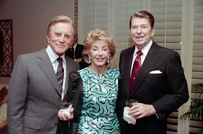 Kirk Douglas vaimonsa Anne Buydensin ja Yhdysvaltain entisen presidentin Ronald Reaganin (oikealla) kanssa yksityisellä illallisella Eldorado Country Clubissa, Kaliforniassa joulukuussa 1987