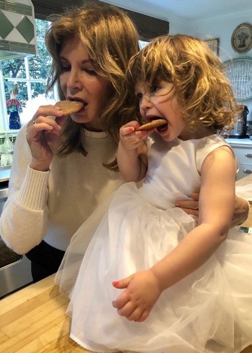 Η Τζάκλιν Σμιθ όπως φαίνεται ενώ απολάμβανε μπισκότα με την εγγονή της σε μια ανάρτηση στο Instagram τον Φεβρουάριο του 2019