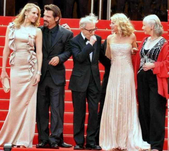 Josh Brolin Cannesin elokuvajuhlilla näyttelijöiden ja ohjaajan kanssa elokuvasta You're Going Meet a Tall Dark Stranger
