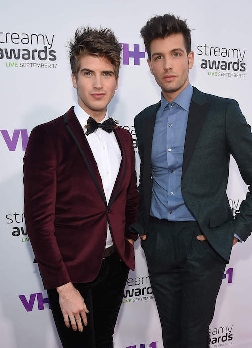 Joey Graceffa (Venstre) og Daniel Christopher Preda under VH1s femte årlige Streamy Awards i september 2015