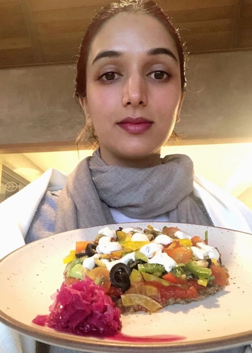 Η Ira Trivedi όπως φαίνεται σε μια φωτογραφία που τραβήχτηκε κρατώντας ένα υγιεινό vegan γεύμα τον Σεπτέμβριο του 2019