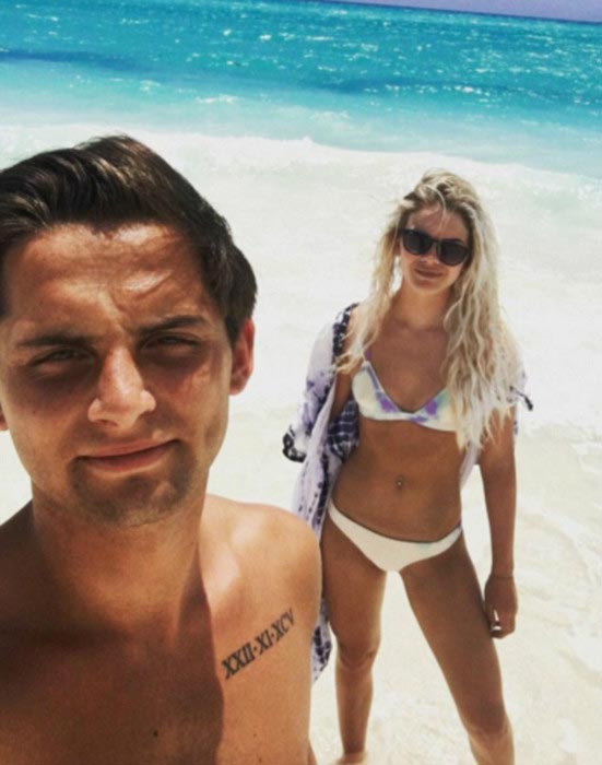 Louisa Johnson og hendes kæreste Daniel Elliott på Bahamas -stranden under ferier i juli 2016