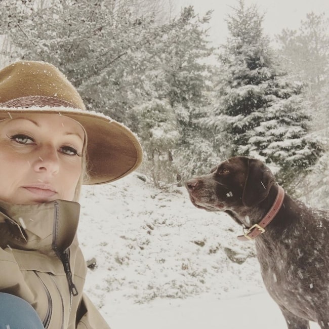 Η Σάντρα Σμιθ βγάζει μια selfie μαζί με τον σκύλο της τον Μάρτιο του 2020