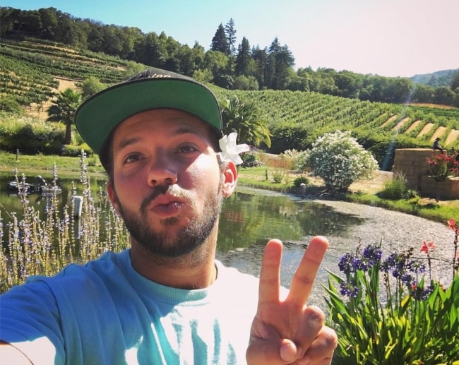 Heath Hussar hyräili selfiessä Benziger Family Wineryssä elokuussa 2016