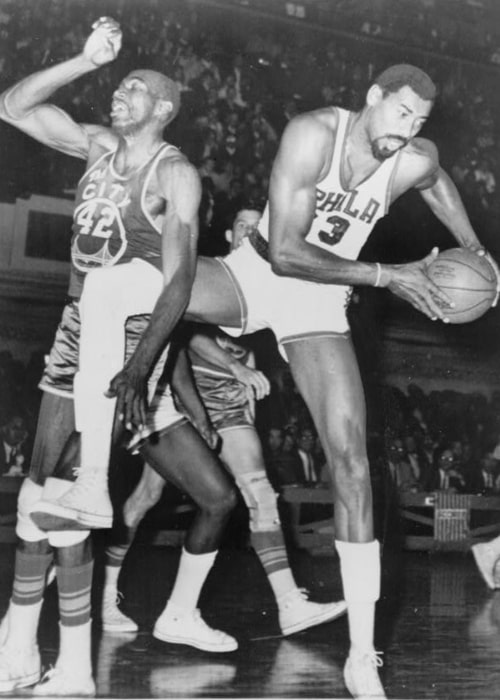Ο Wilt Chamberlain (δεξιά) και ο Nate Thurmond απεικονίζονται κατά τη διάρκεια ενός αγώνα μπάσκετ το 1966