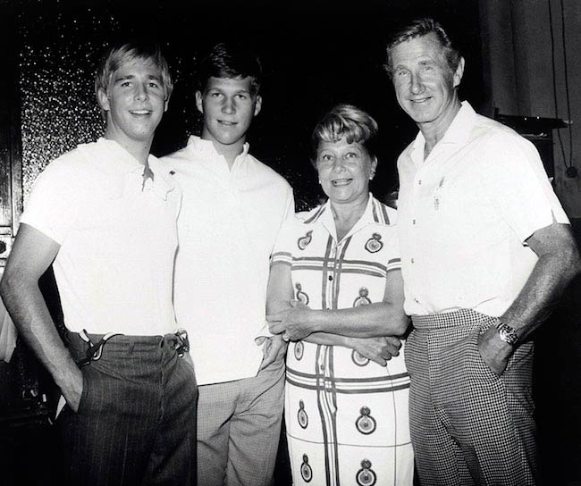 En ung Jeff Bridges (anden fra venstre) med storebror Beau Bridges (yderst til venstre), mor Dorothy og far Lloyd Bridges ved et offentligt arrangement i 1960'erne