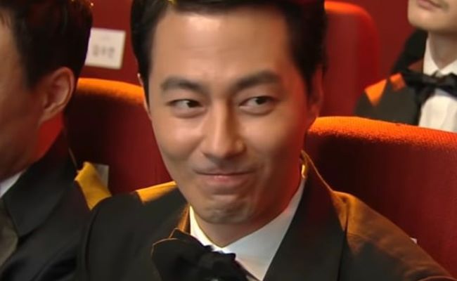 Jo In-sung ved The 38th Blue Dragon Film Awards som set på JoInSung3DHouse VN-kanal på YouTube