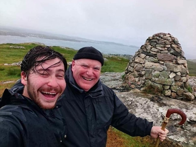 Ο Ντάνιελ Πόρτμαν σε selfie με τον πατέρα του στο Isle of Iona της Σκωτίας τον Οκτώβριο του 2016
