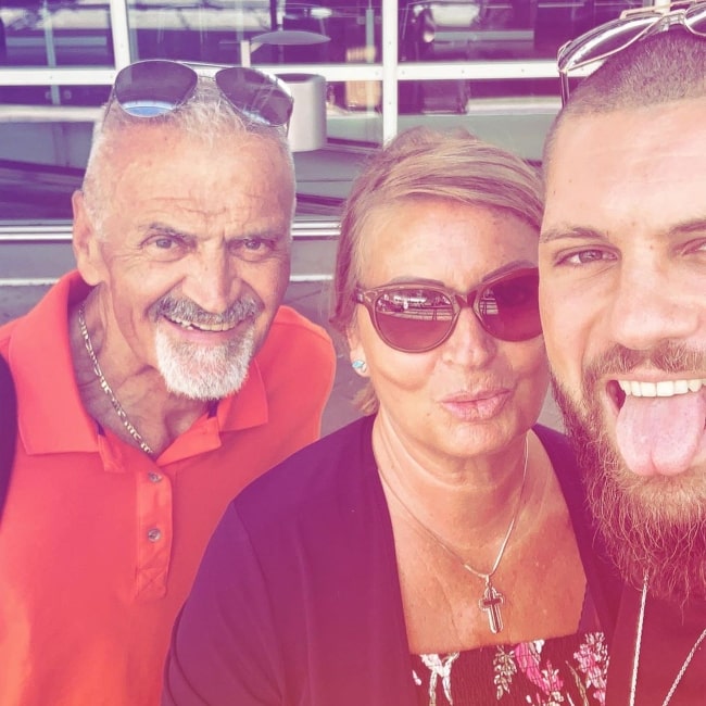 Florian Munteanu sett på en selfie tatt med moren og faren i september 2019