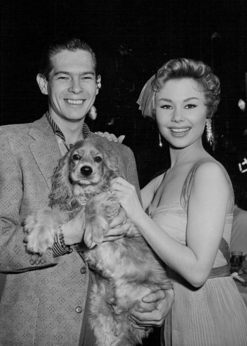 Mitzi Gaynor poseeraa kuvansa kanssa Johnnie Rayn kanssa vuonna 1954