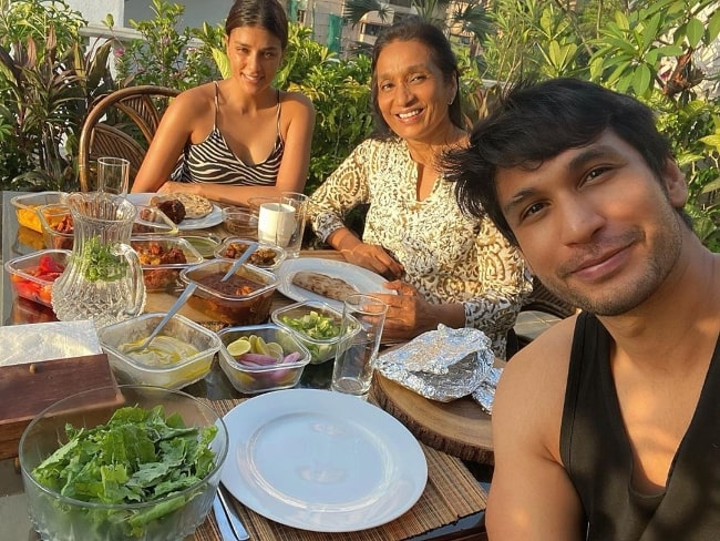 Ο Arjun Kanungo όπως φαίνεται ενώ έκανε κλικ σε μια selfie μαζί με τη μητέρα του και την Carla Dennis τον Μάιο του 2020