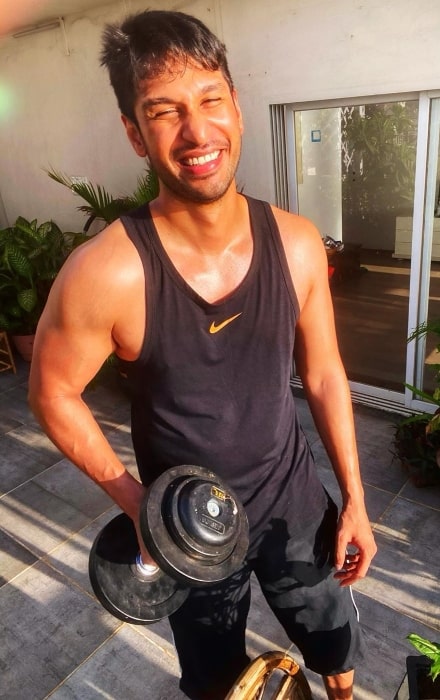 Ο Arjun Kanungo χαμογελά για μια φωτογραφία ενώ γυμναζόταν τον Ιούνιο του 2020