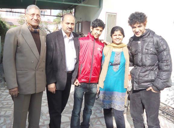 Raghav Juyal perheen kanssa