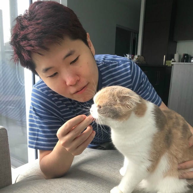 Μεταμφιεσμένος τοστ με τη γάτα του όπως φάνηκε τον Αύγουστο του 2019