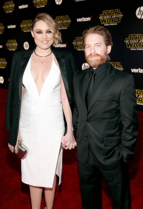 Seth Green ja Clare Grant Star Wars: The Force Awakens -elokuvan maailmanesityksessä joulukuussa 2015