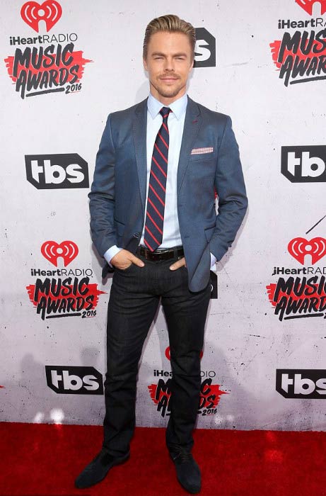 Ο Derek Hough στα Μουσικά Βραβεία iHeartRadio τον Απρίλιο του 2016