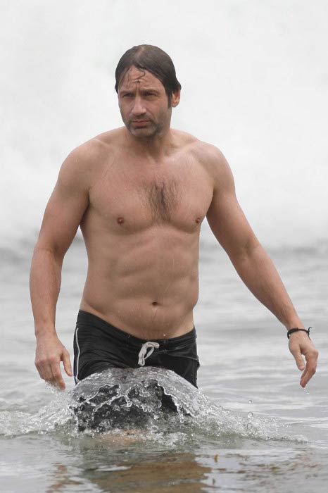 Ο David Duchovny χωρίς πουκάμισο στην παραλία του Μαλιμπού τον Ιούλιο του 2010