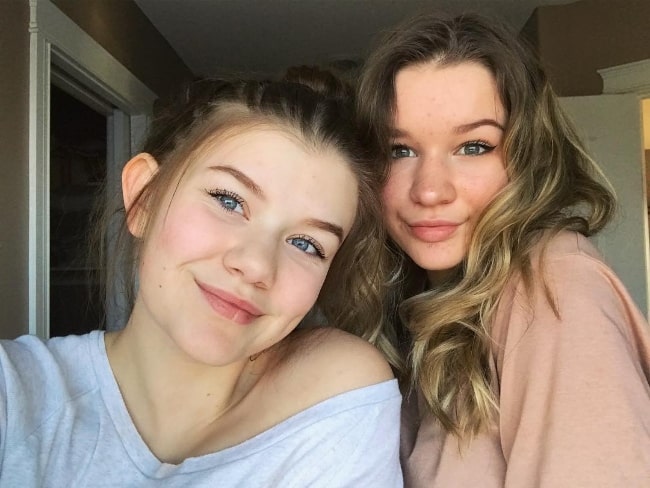 Holly Westlake napsautti selfieä ystävänsä Mayan rinnalla helmikuussa 2018