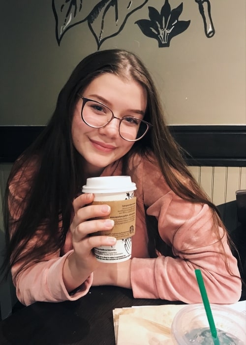 Η Holly Westlake χαμογελά για μια φωτογραφία στο ραντεβού της στο brunch με τη μητέρα και την αδερφή της τον Ιανουάριο του 2018