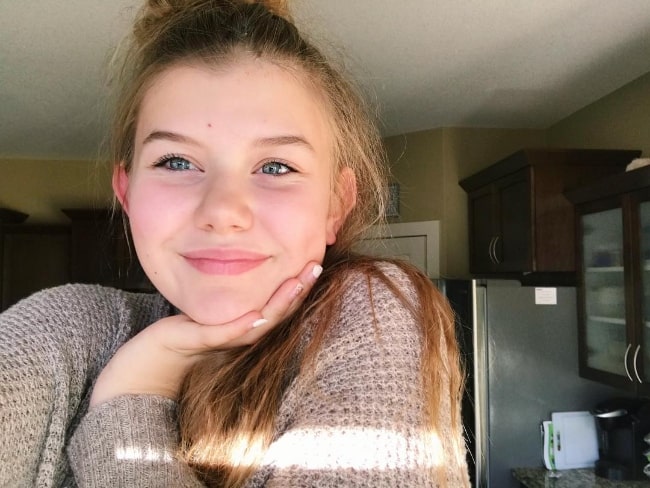 Holly Westlake, jak je vidět při pořizování selfie v listopadu 2017