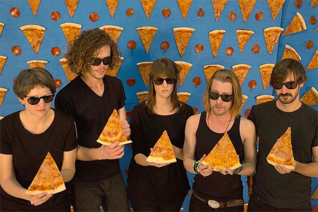 Macaulay Culkin (anden fra højre) i The Pizza Underground
