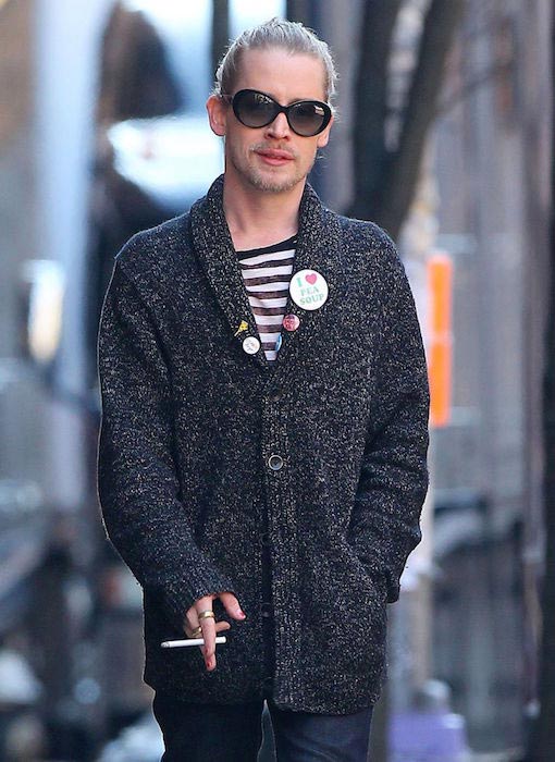 Macaulay Culkin nyter en sigarett mens han streifer solo i New York City