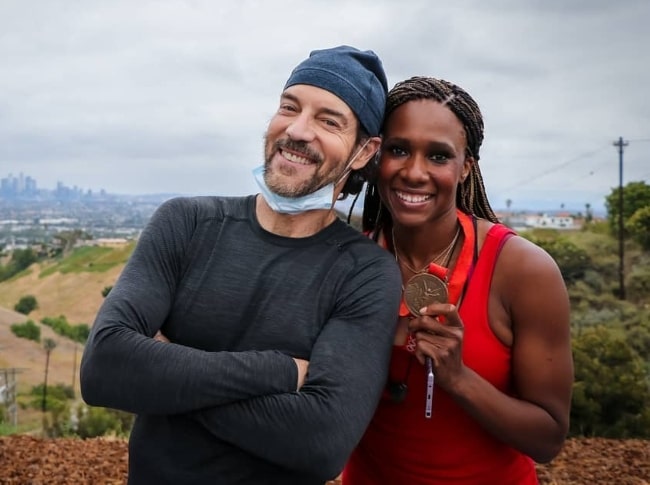 Ο Tony Horton όπως φαίνεται ενώ χαμογελά για μια φωτογραφία μαζί με την Βρετανίδα χάλκινη Ολυμπιονίκη Tasha Danvers τον Ιούνιο του 2020