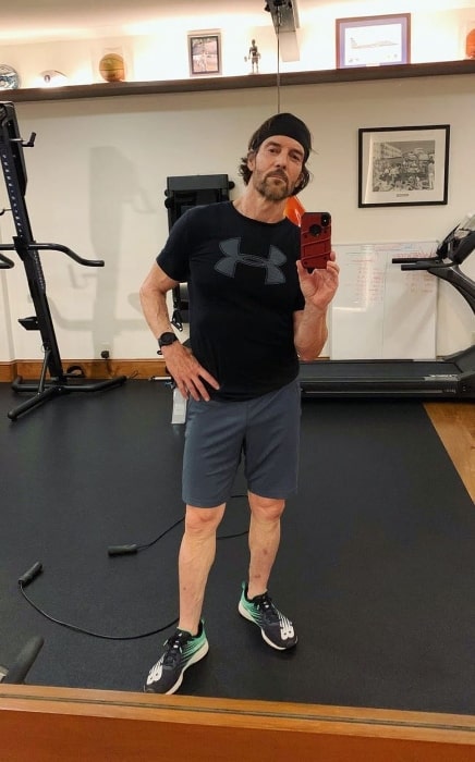 Ο Τόνι Χόρτον βγάζει μια selfie καθρέφτη τον Αύγουστο του 2020