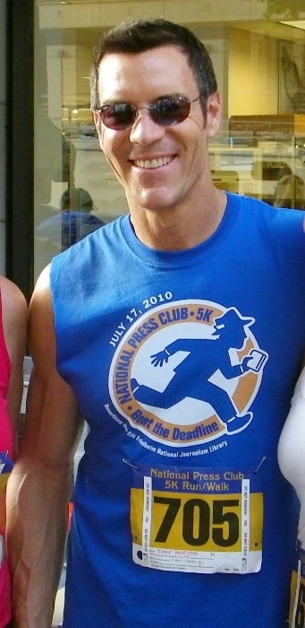 Ο Tony Horton φωτογραφήθηκε στον αγώνα National Press Club 5K τον Ιούλιο του 2010