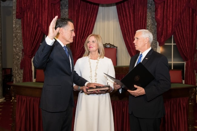 Mitt Romney (Venstre) sværges som en senator i USA fra Utah af vicepræsident Mike Pence i nærværelse af Ann Romney i januar 2019